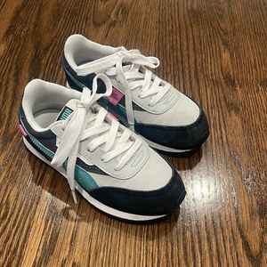 Puma girls sneakers size 2.5C